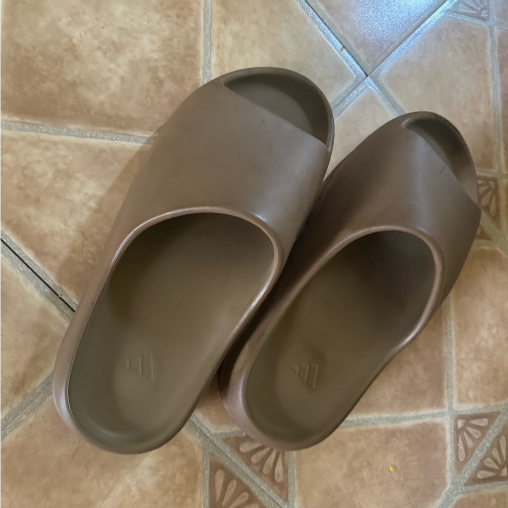 Mens yeezy slides size 10/10.5